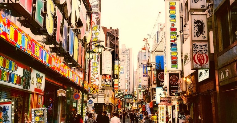 Shinjuku, il “centro” di Tokyo: La vibrante essenza al 