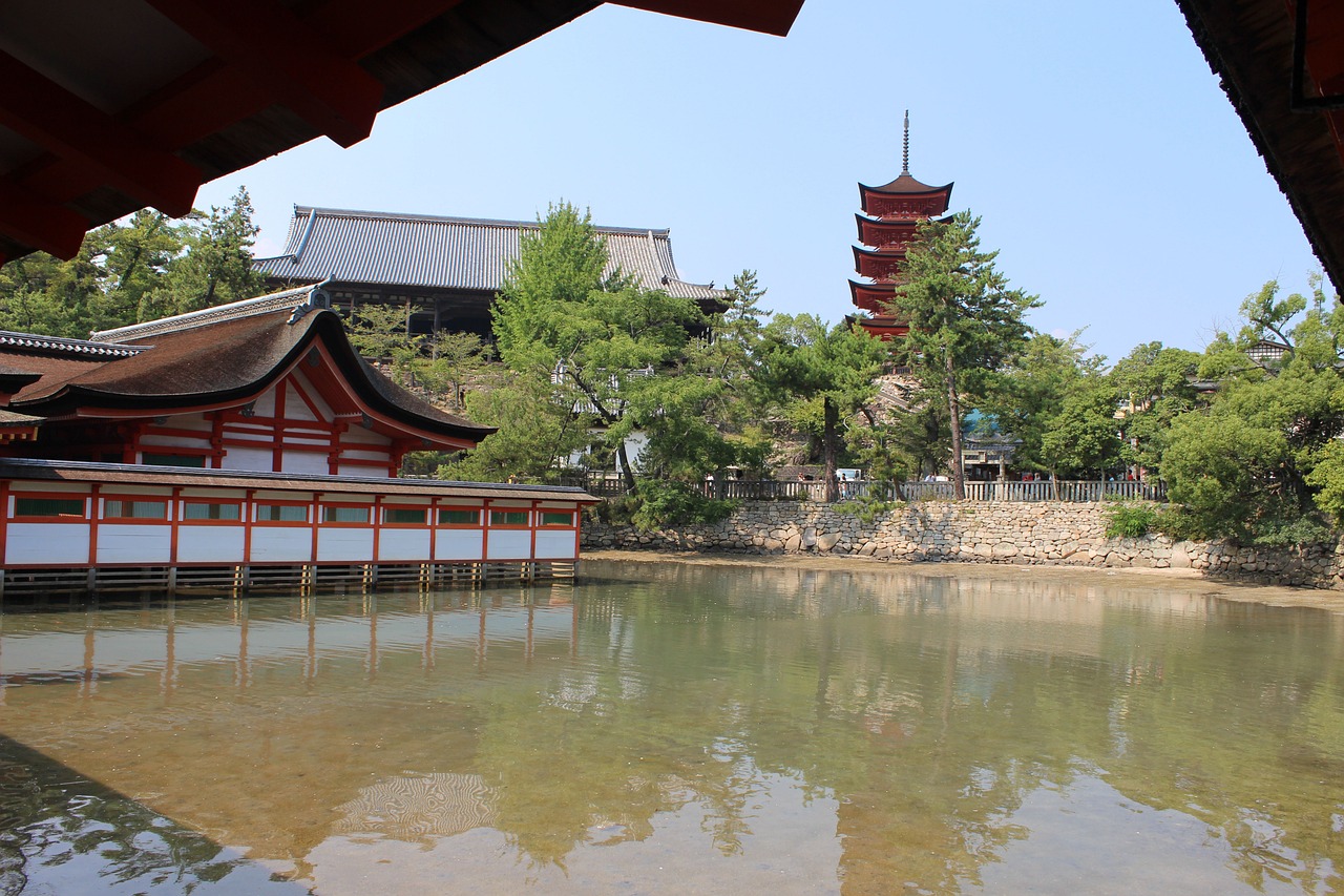 https://www.traveldesign.it/upload/CONF52/20240403/itsukushima-shinto-shrine-183362_1280.jpg