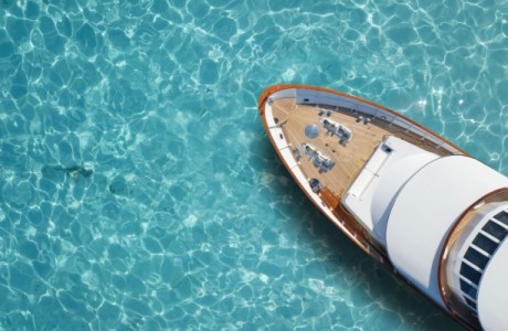 Lusso ai confini del mondo: navigare verso i poli e nelle terre selvagge senza rinunciare al comfort